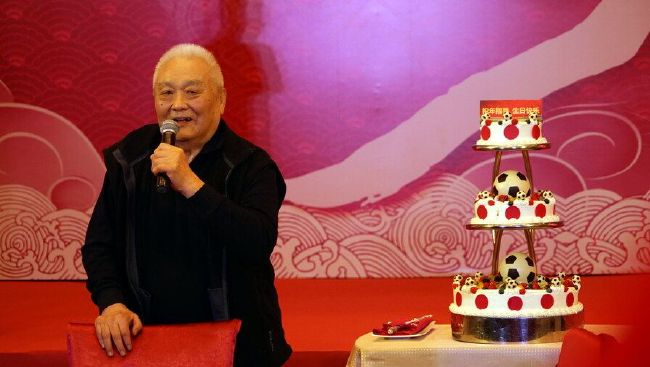 两少妇隔着帘子精油按摩